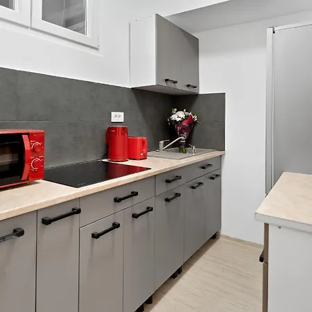 Victoriei Avenue Gem