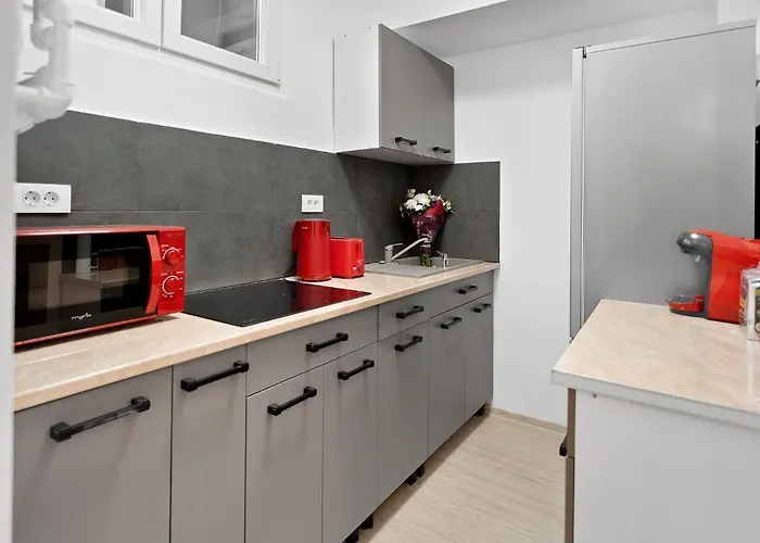 Victoriei Avenue Gem